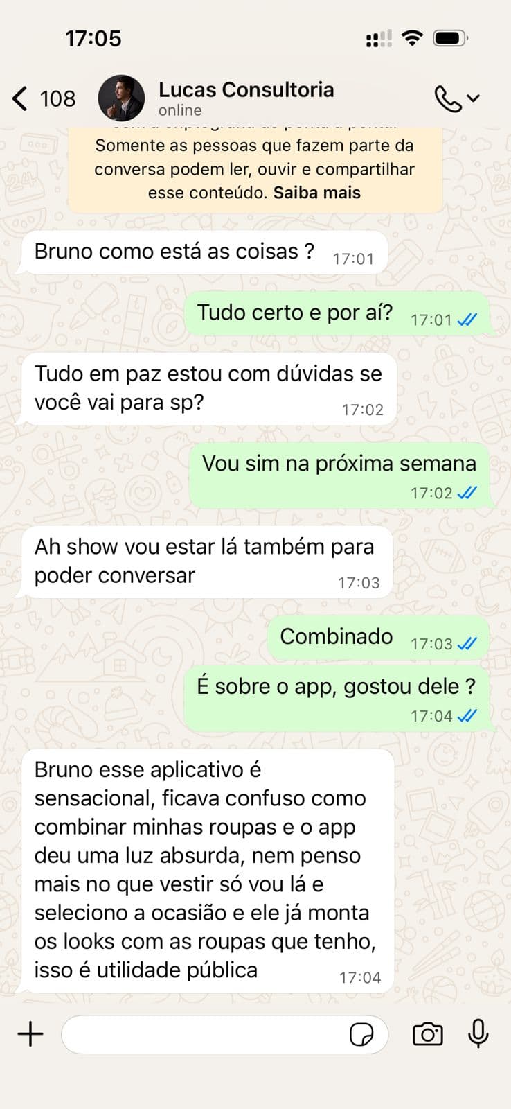 Cliente Lucas elogia o app: nem pensa mais no que vestir, seleciona a ocasião e o app monta os looks com as roupas que ele já tem